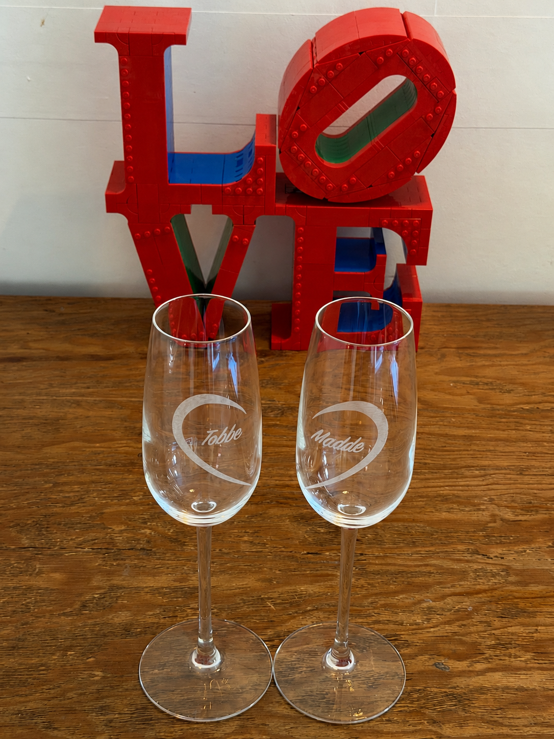 Personliga champagneglas med hjärthalvor och gravyr