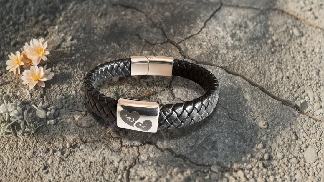 Personligt mors dag-armband till mamma med gravyr och blommor