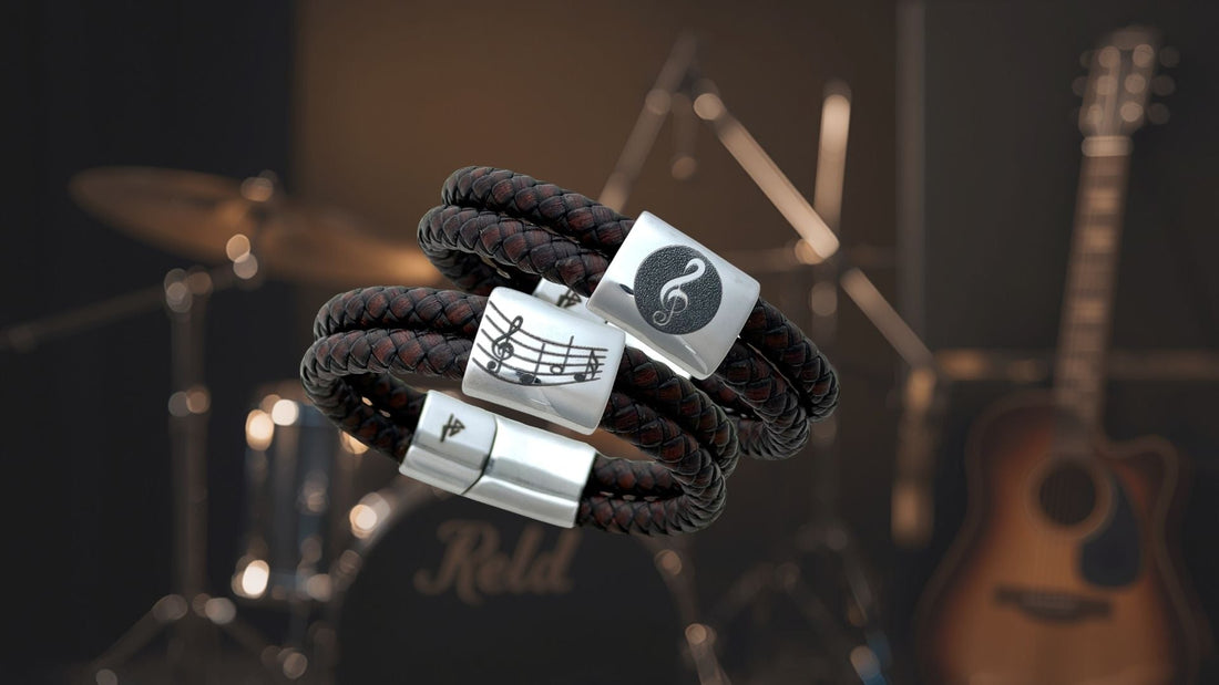 Smycken för musiker – läderarmband med graverade musikmotiv i studio- och scenmiljö