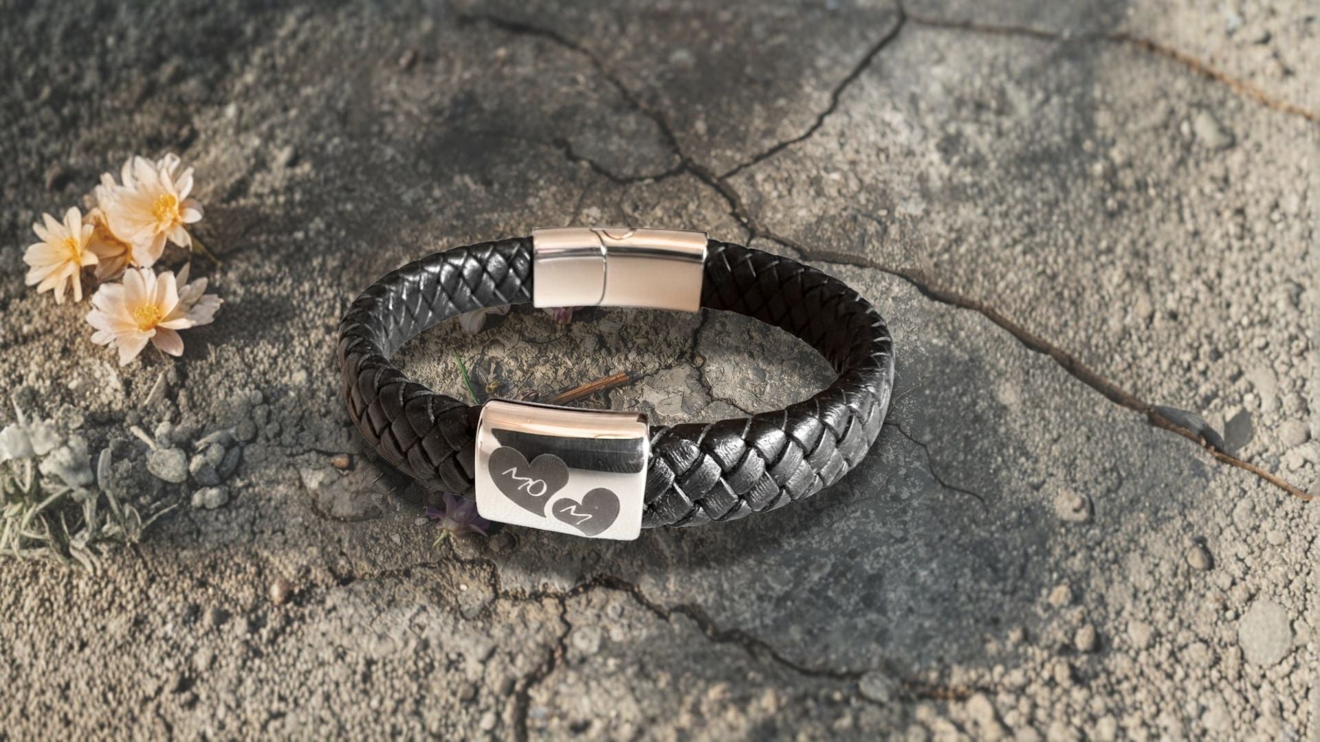 Personligt mors dag-armband till mamma i svart flätat läder med graverat Mom-lås