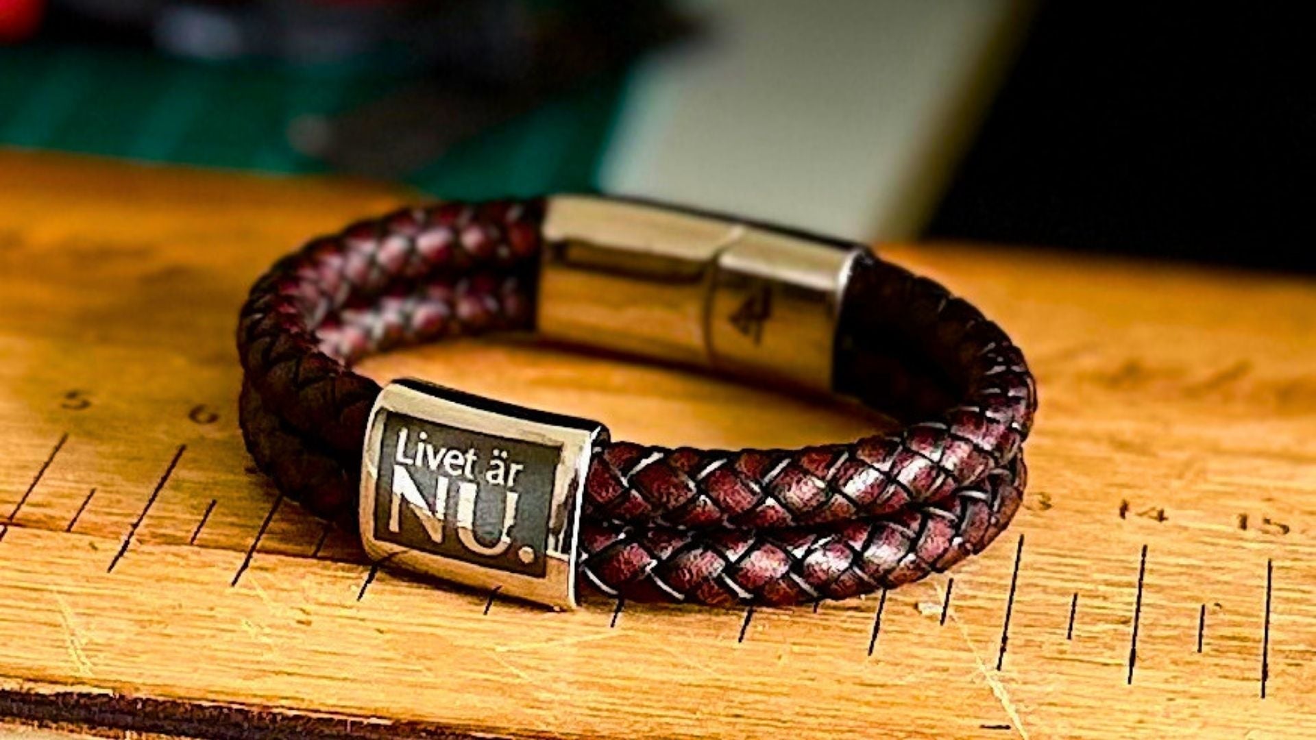 Livet är nu-armband i brunt läder med graverad detalj i rostfritt stål