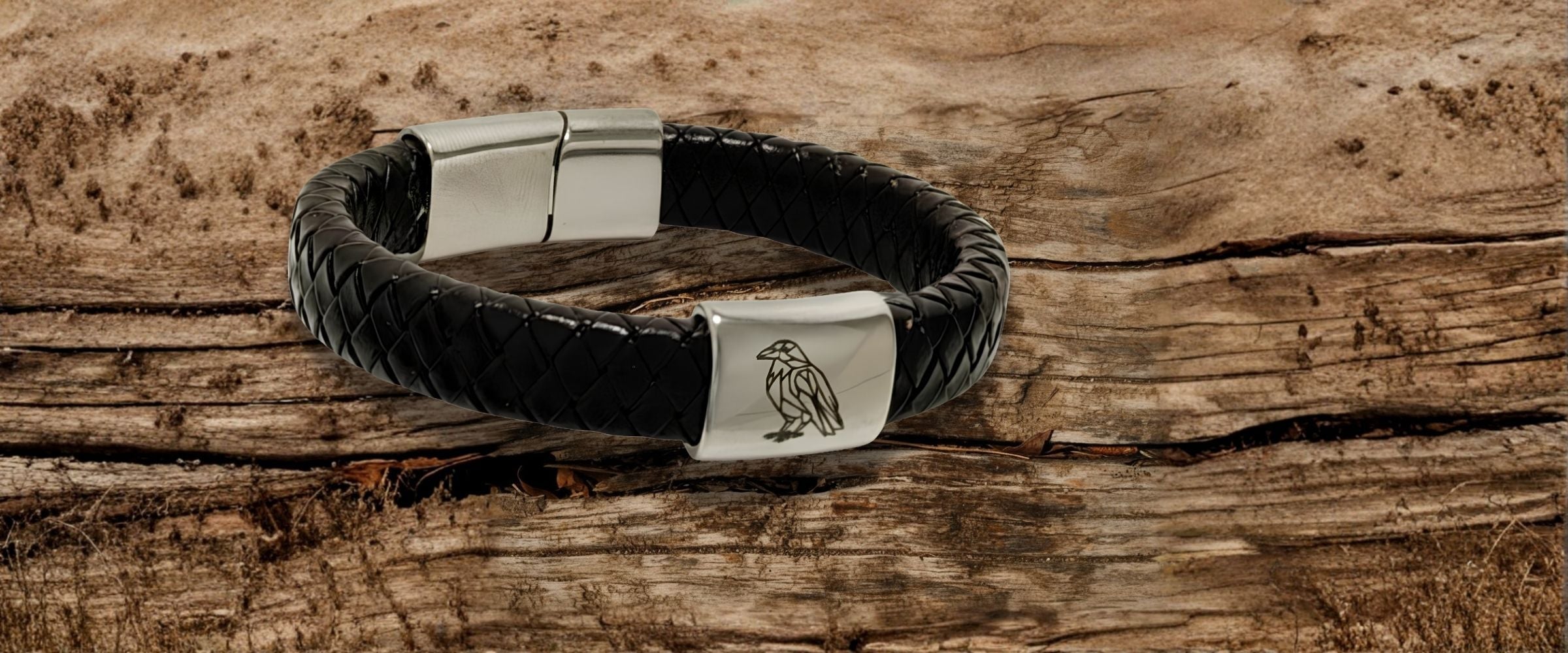 Nordiska kraftdjur, läderarmband med stål liggandes på träskiva