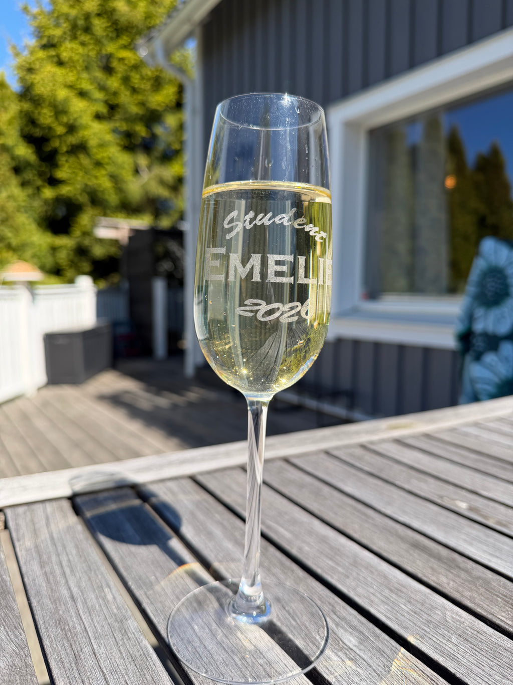 Personligt graverat champagneglas – en minnesvärd studentpresent