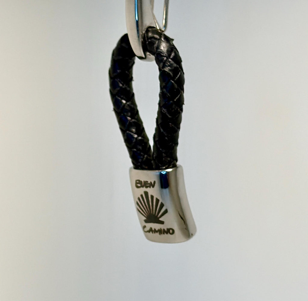 Handgjord Flätad Lädernyckelring – Pilgrimsmussla & Buen Camino, Jakobsleden Symbol