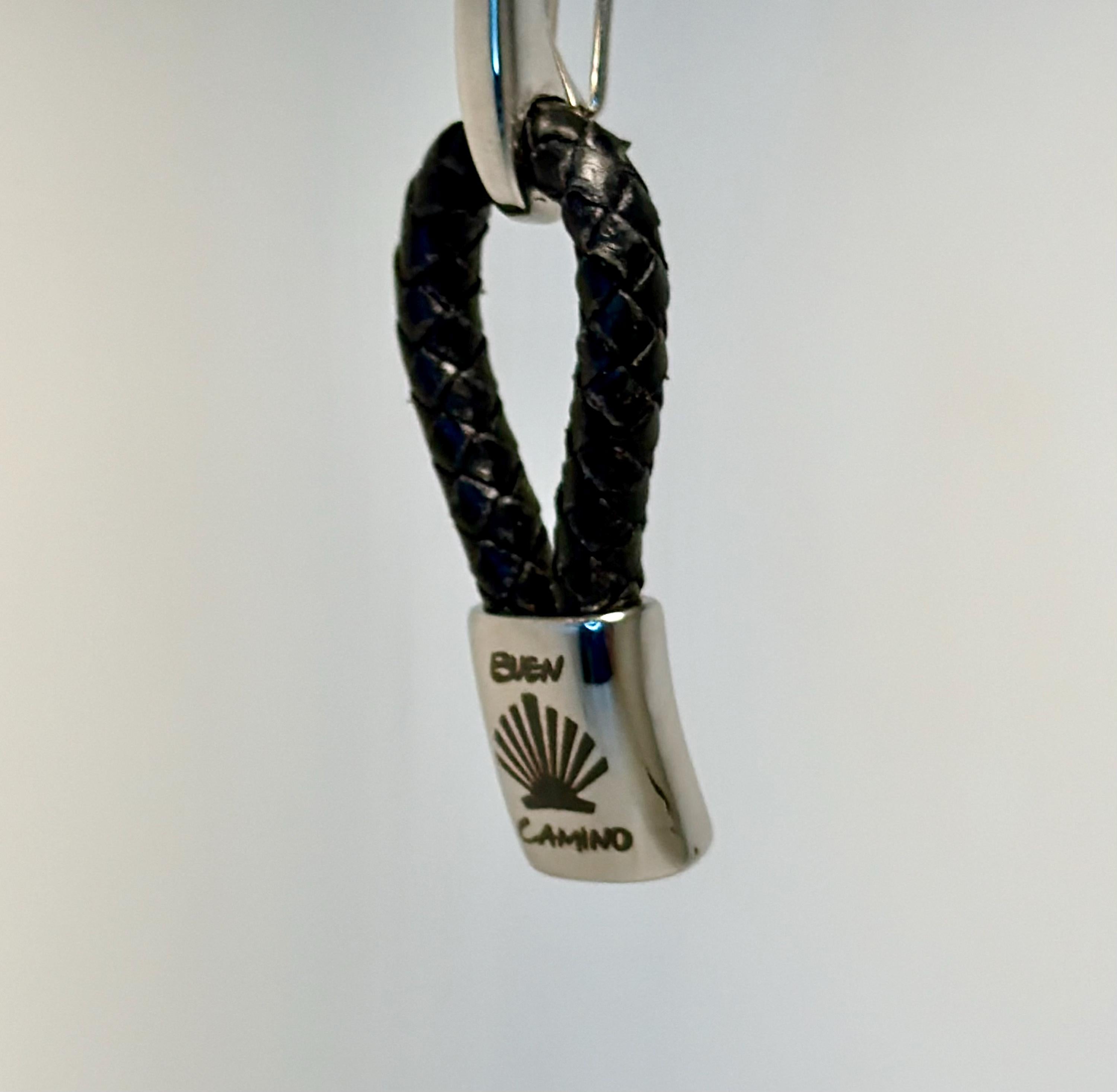 Handgjord Flätad Lädernyckelring – Pilgrimsmussla & Buen Camino, Jakobsleden Symbol