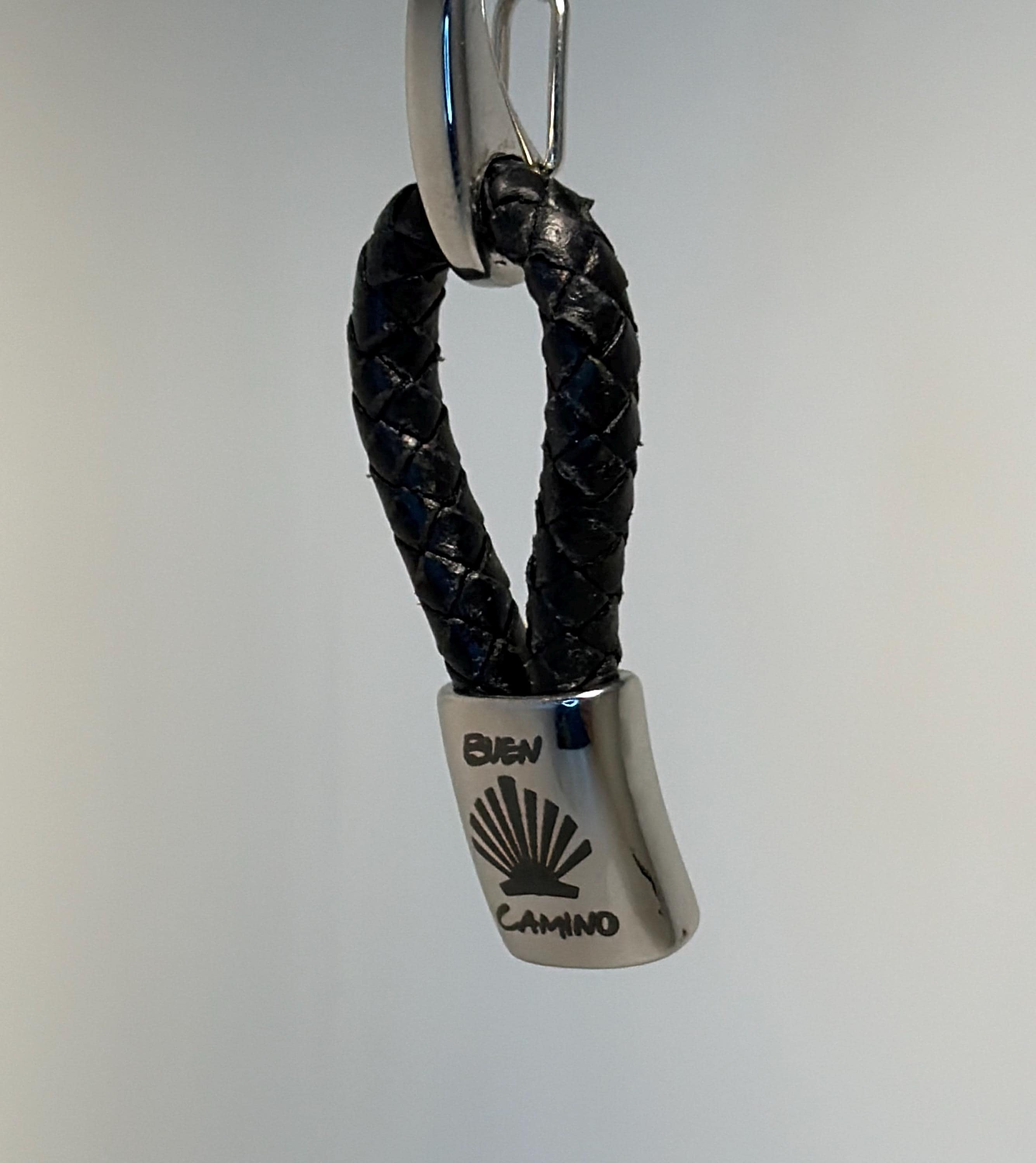 Handgjord Flätad Lädernyckelring – Pilgrimsmussla & Buen Camino, Jakobsleden Symbol