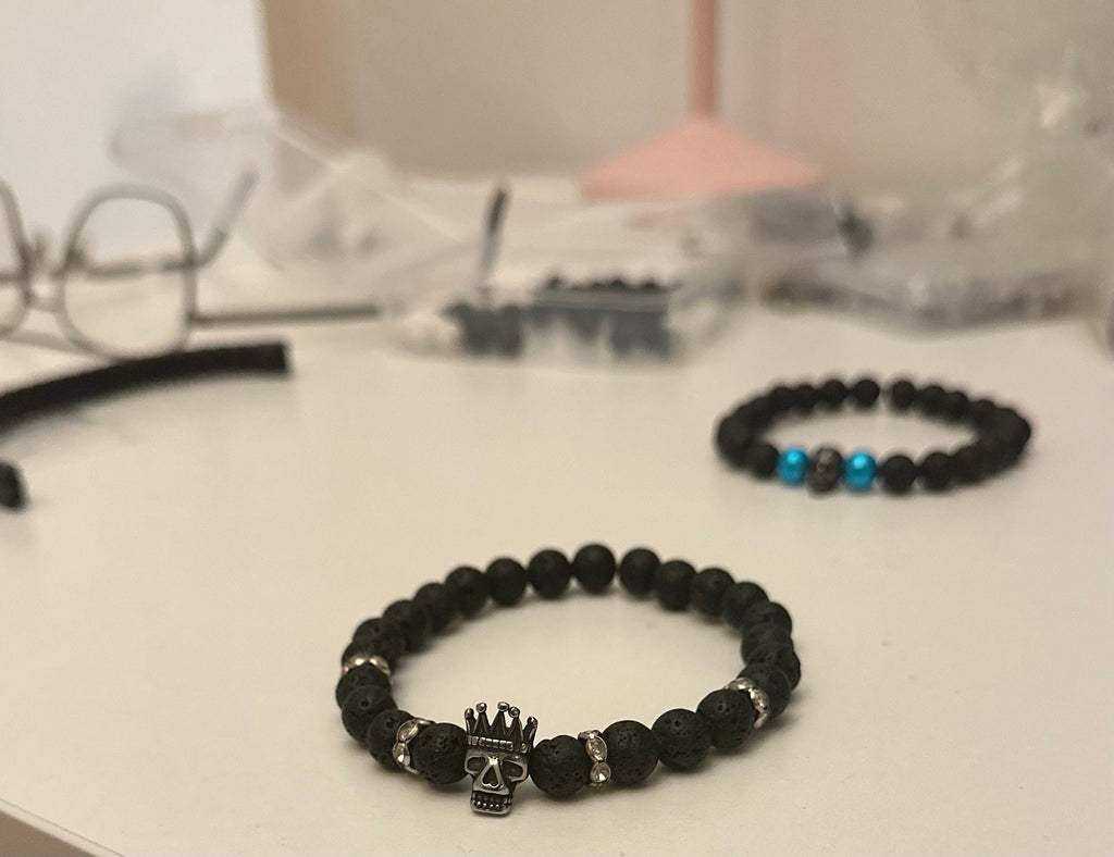 Pärlarmband lavasten och dödskalle med kungakrona – herr