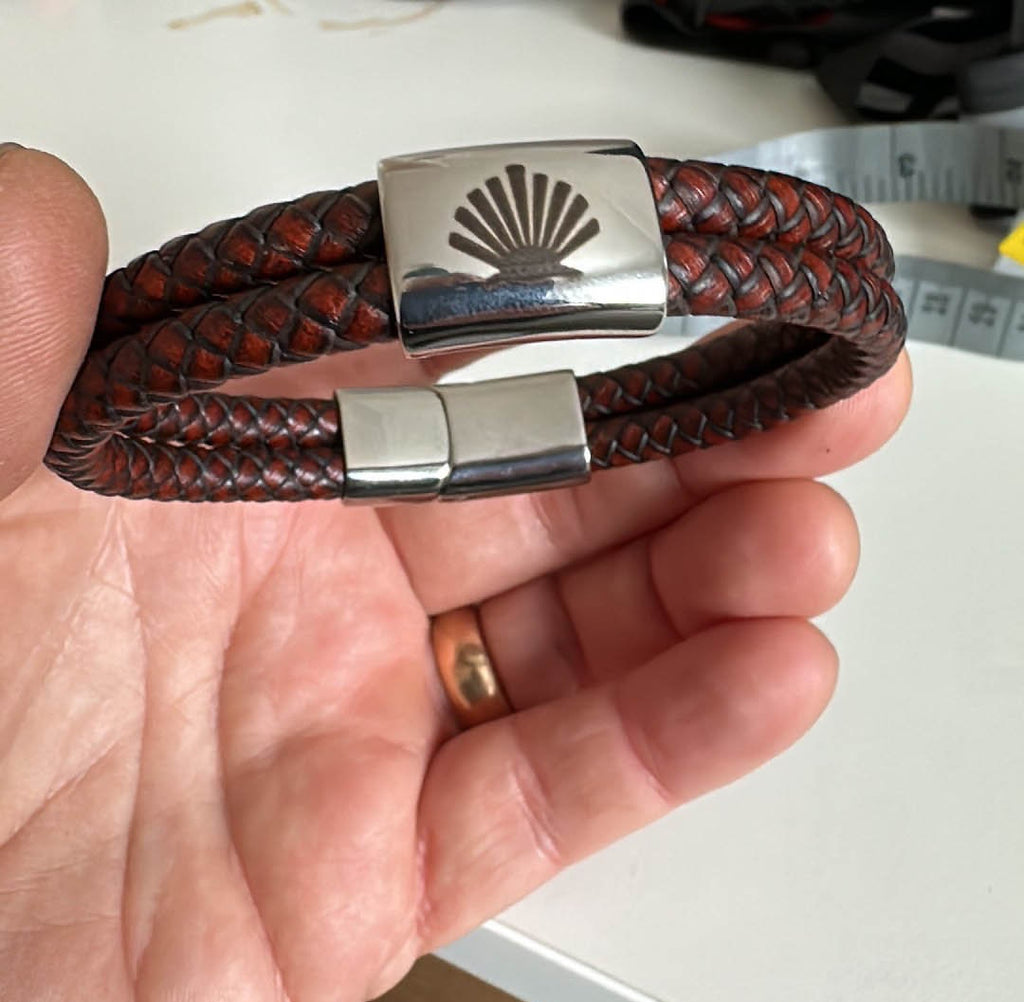 Camino de Santiago rustikt läderarmband – snäckskal pilgrimsmussla