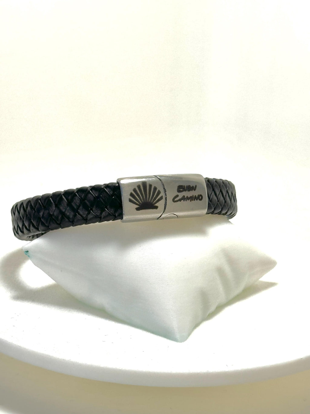 Nätt pilgrimarmband 10 mm – svart läder med snäcka och ”Buen Camino”