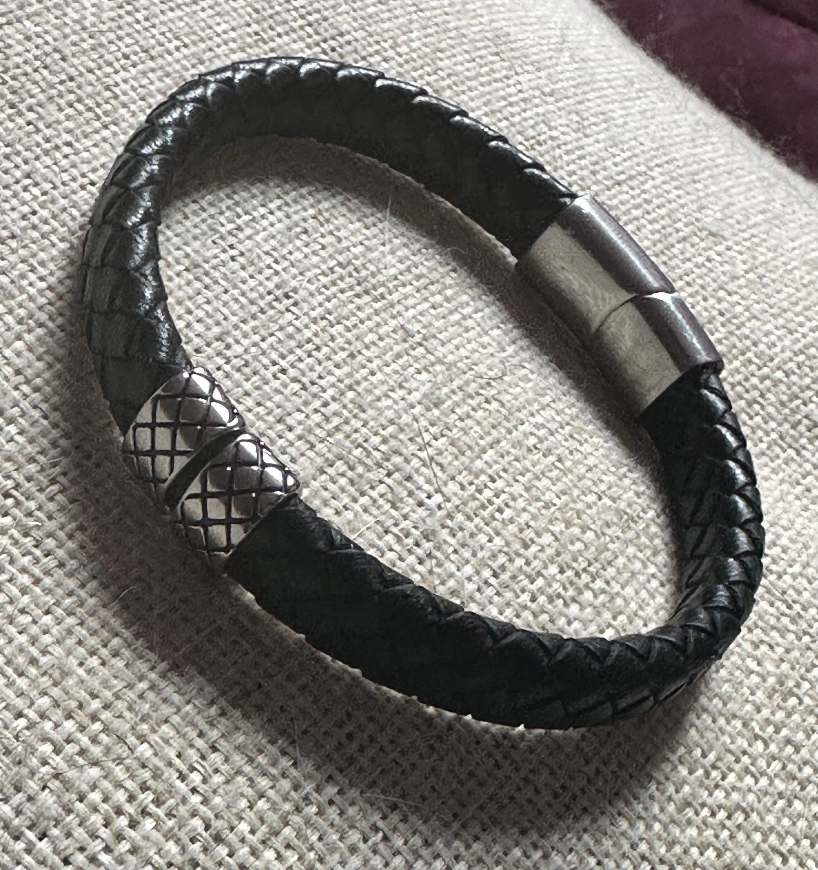 Bracelet in black, flat, braided leather with steel accents
