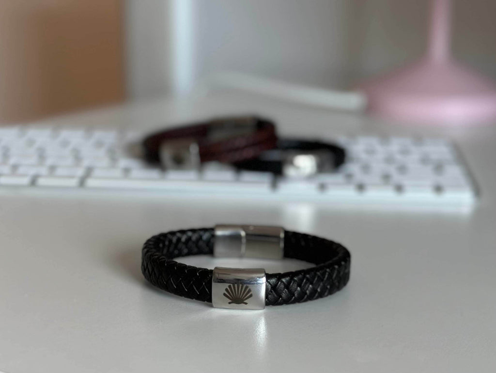 Camino de Santiago läderarmband – pilgrimssnäcka