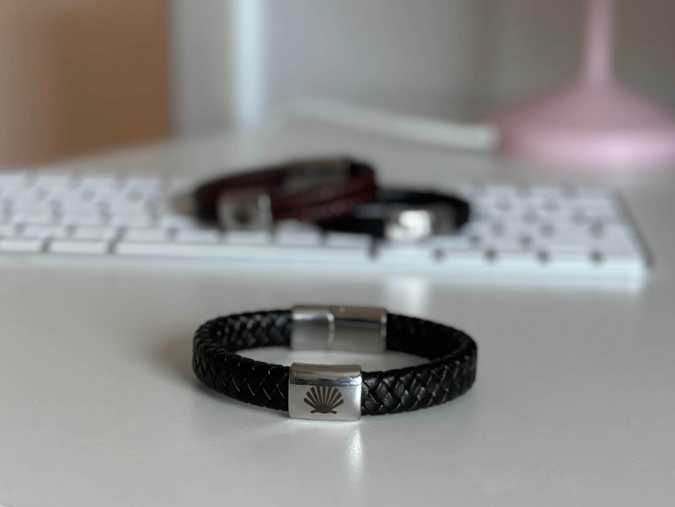 Camino de Santiago läderarmband – pilgrimssnäcka