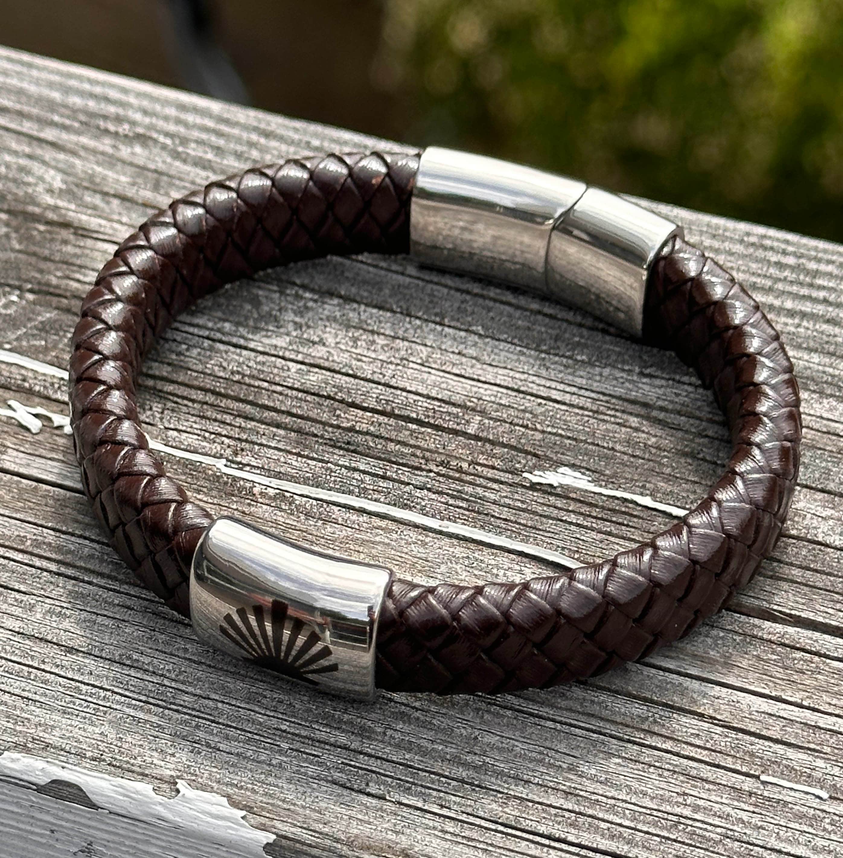 Camino de Santiago läderarmband – pilgrimssnäcka