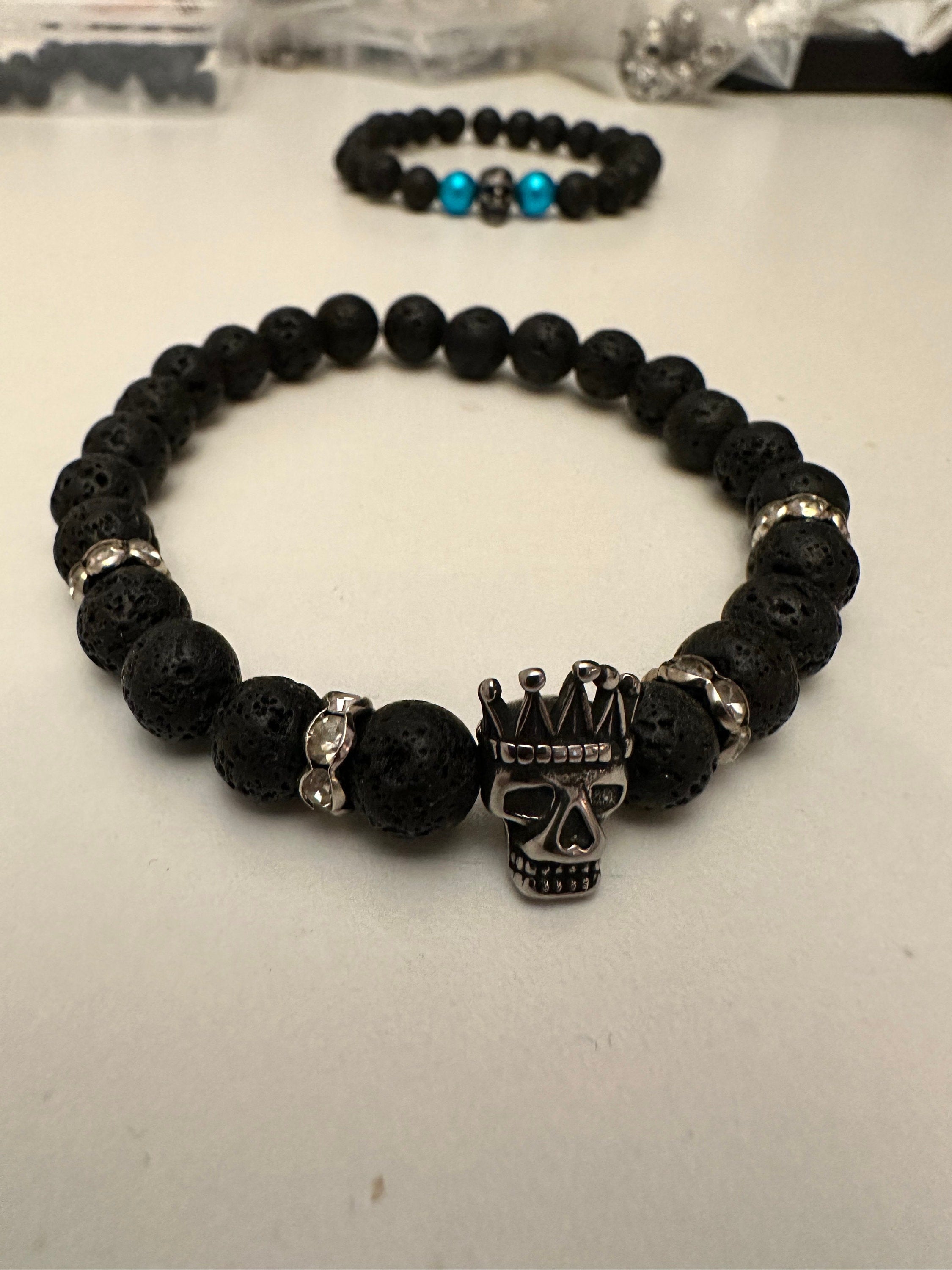 Pärlarmband lavasten och dödskalle med kungakrona – herr