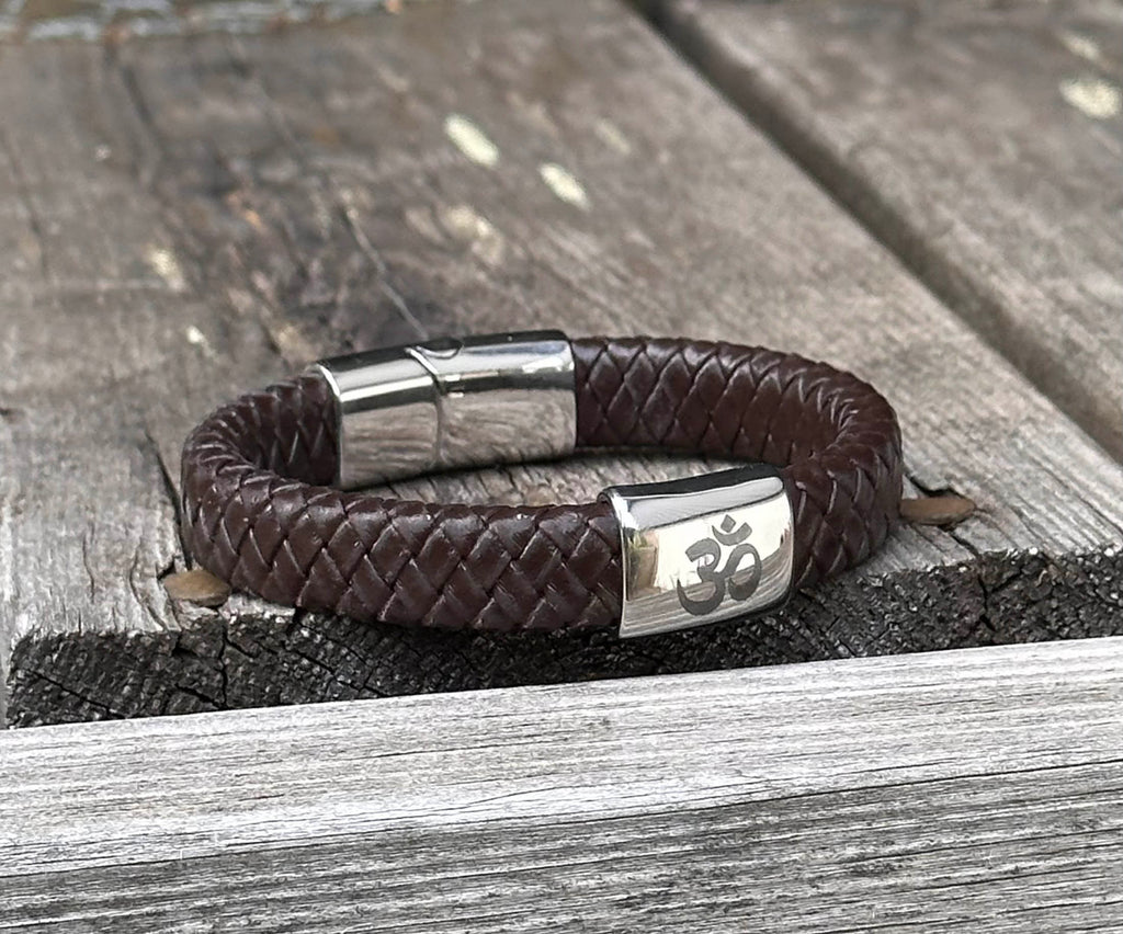 AUM/OM läderarmband – handgjort och stilrent