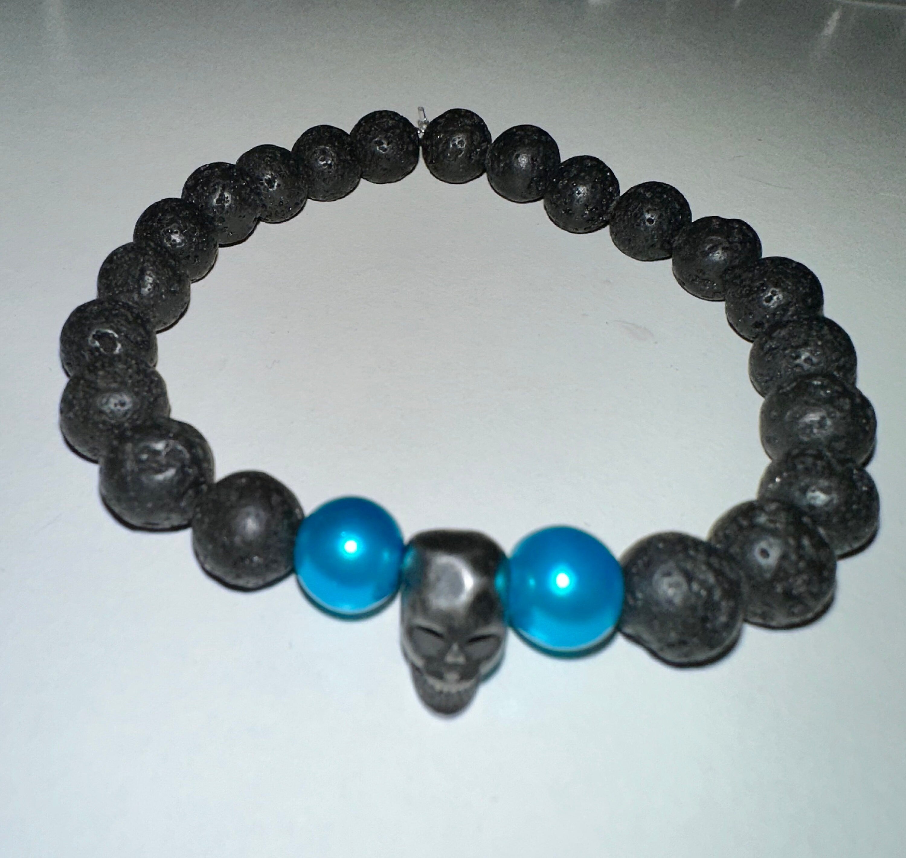 Lavastens‑armband i svart och blått med dödskalle