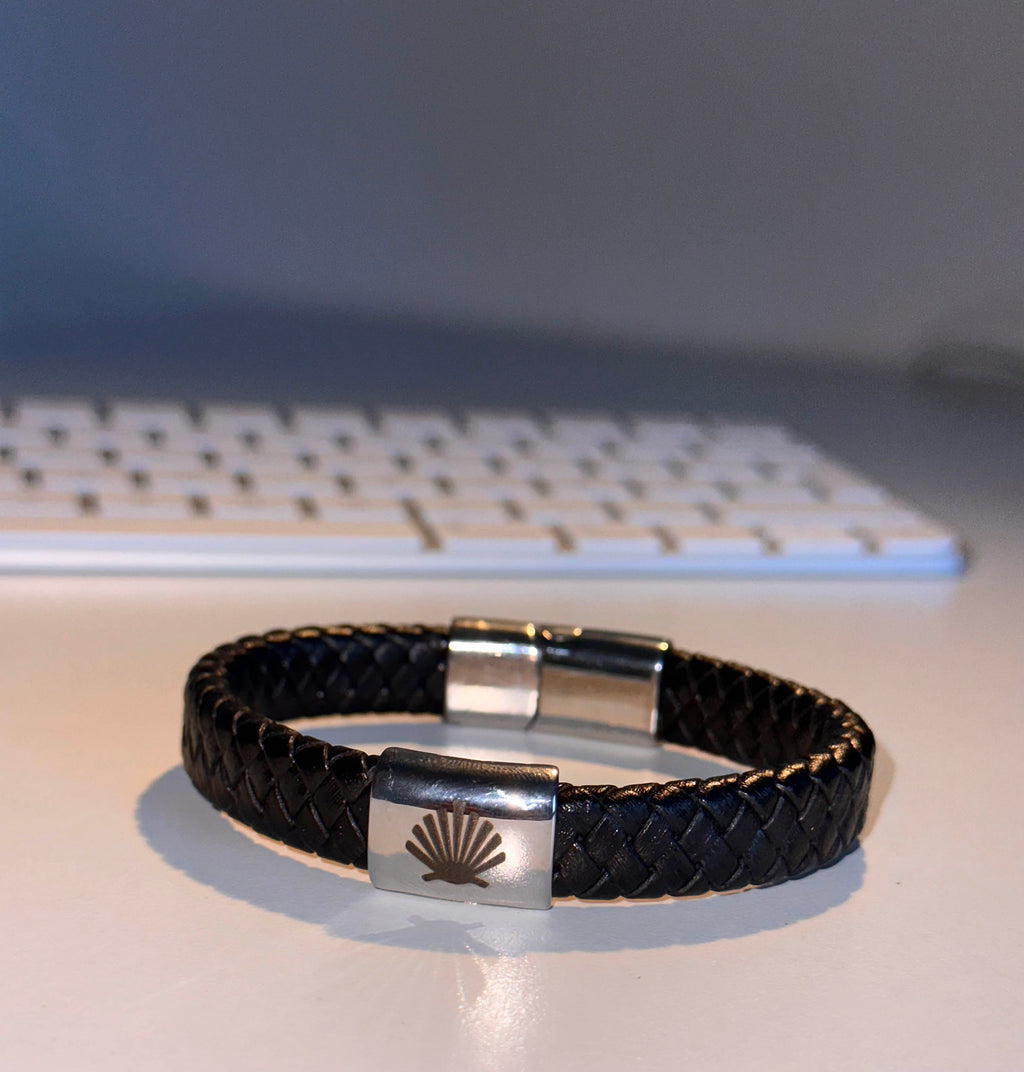 Camino de Santiago läderarmband – pilgrimssnäcka