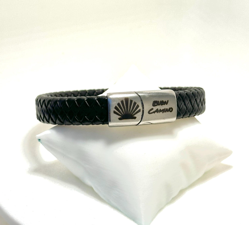 Nätt pilgrimarmband 10 mm – svart läder med snäcka och ”Buen Camino”