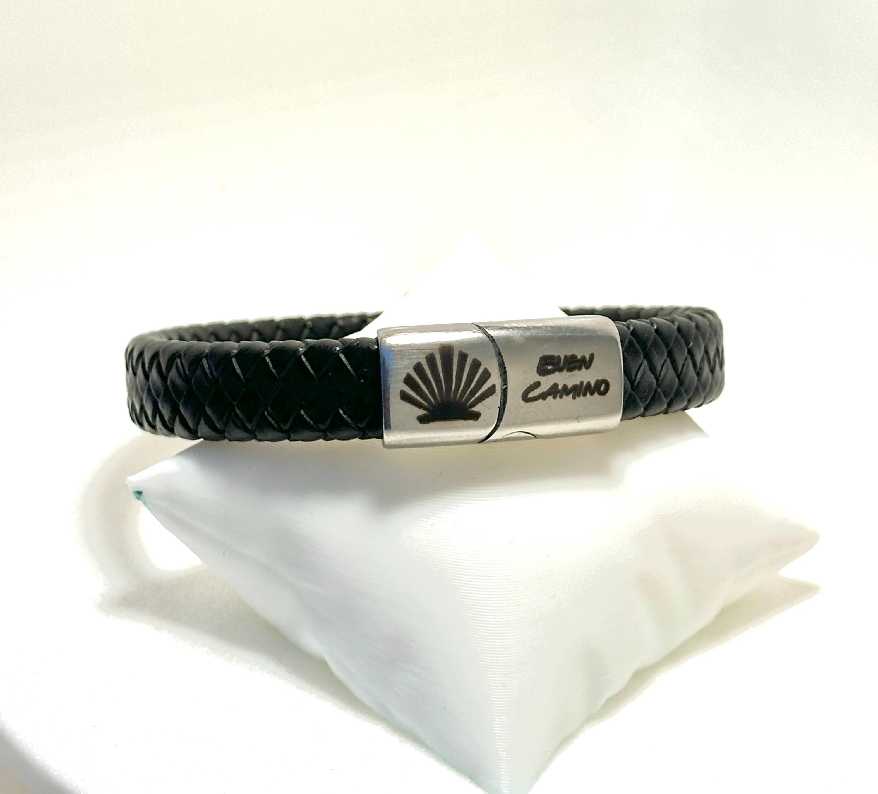 Nätt pilgrimarmband 10 mm – svart läder med snäcka och ”Buen Camino”