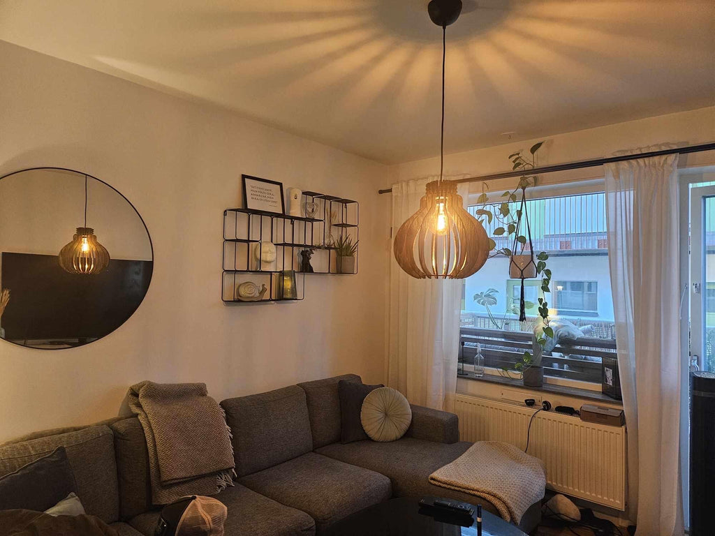 Hänglampa – Pære i trä med bladguld för matsal eller vardagsrum