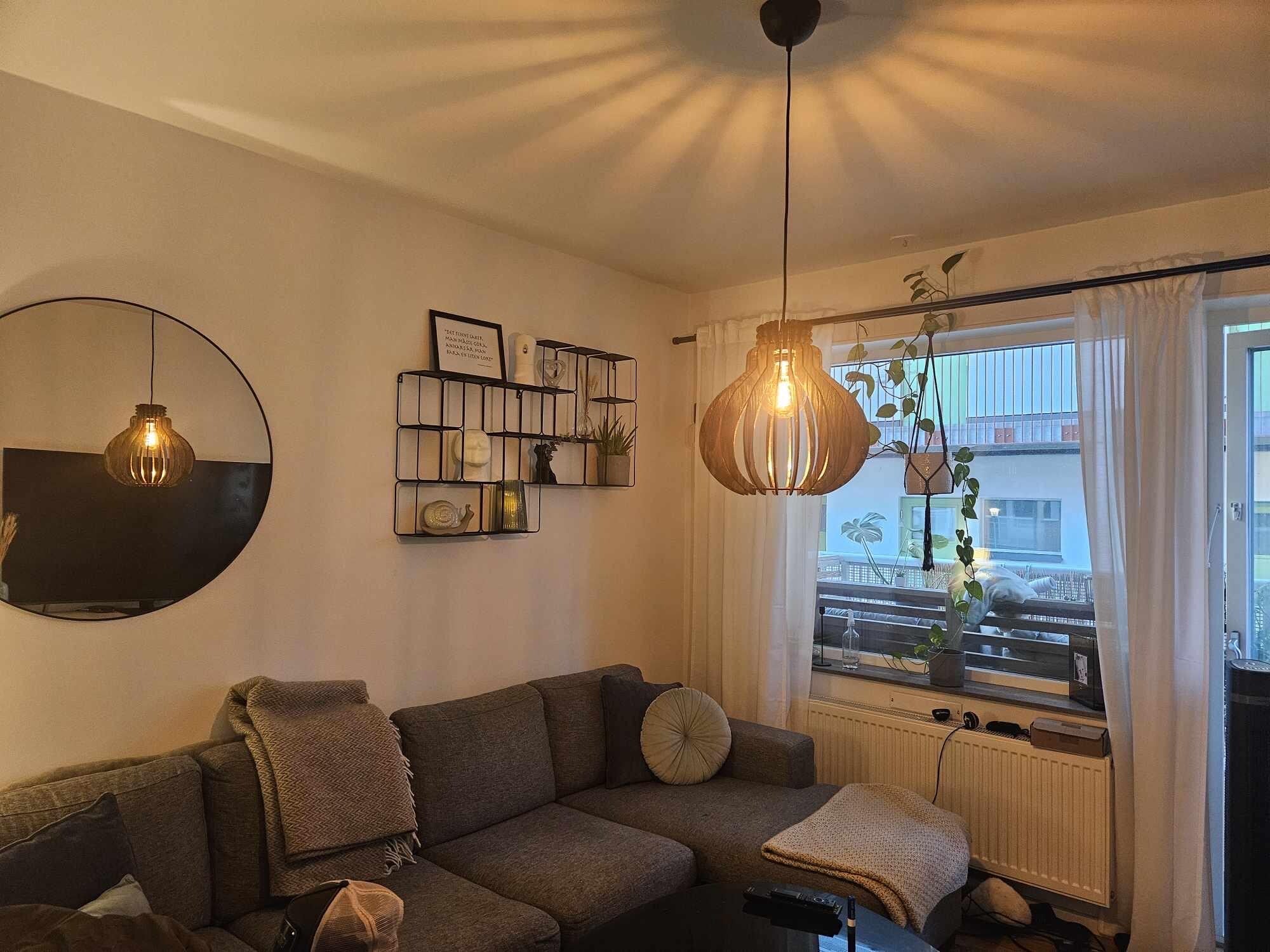 Hänglampa – Pære i trä med bladguld för matsal eller vardagsrum