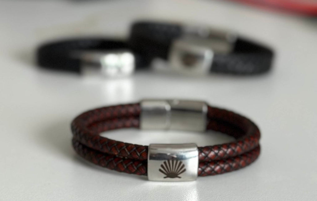 Camino de Santiago rustikt läderarmband – snäckskal pilgrimsmussla