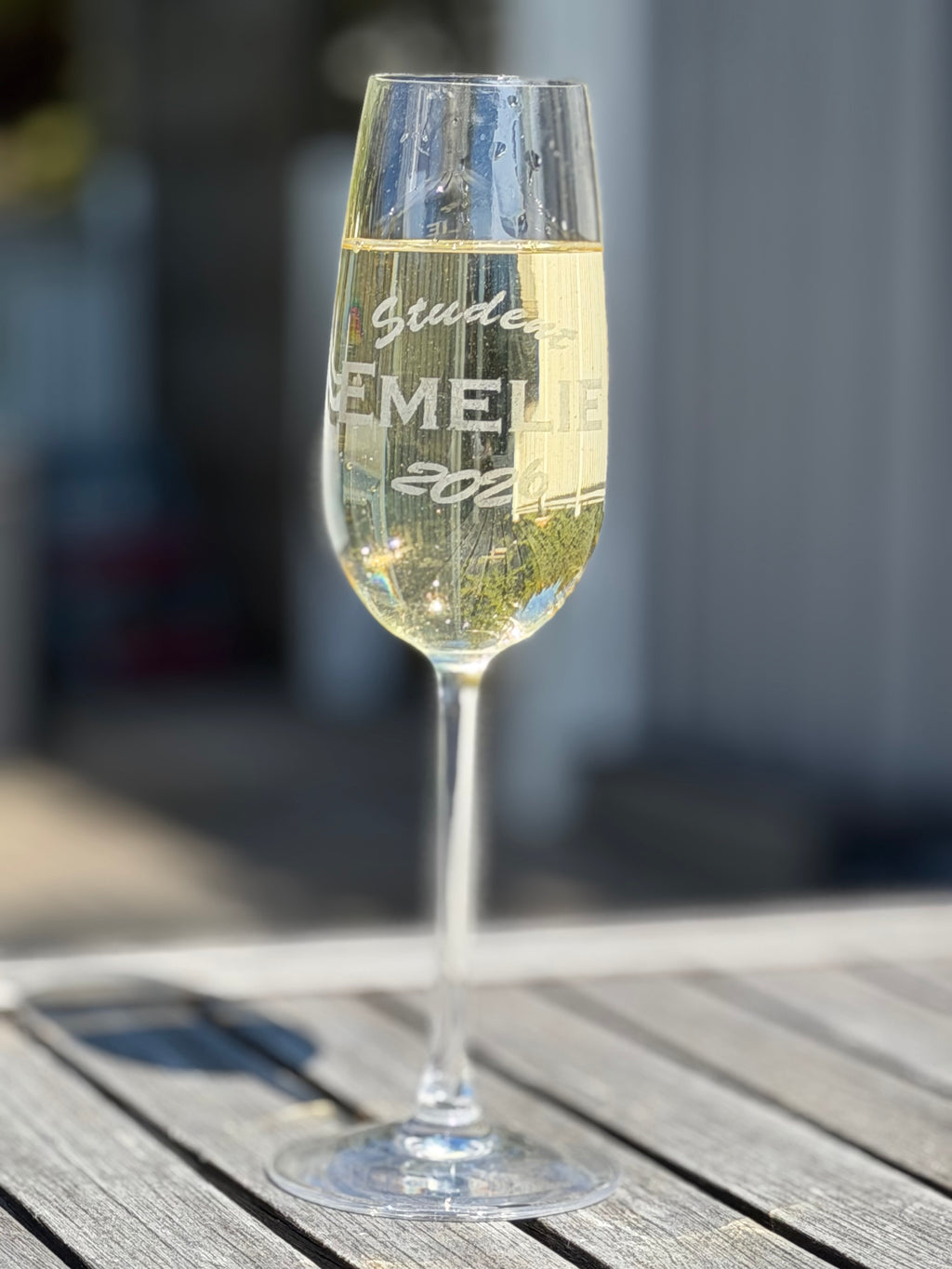 Personligt graverat champagneglas – en minnesvärd studentpresent