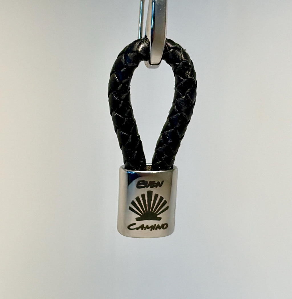 Handgjord Flätad Lädernyckelring – Pilgrimsmussla & Buen Camino, Jakobsleden Symbol