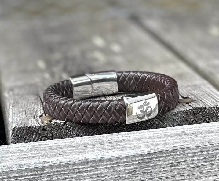 AUM/OM läderarmband – handgjort och stilrent