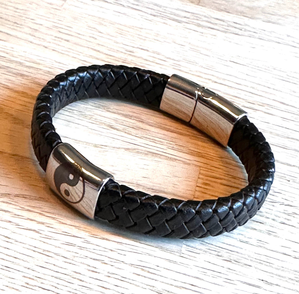 Yin & Yang läderarmband – svart flätat läder, rustik stil