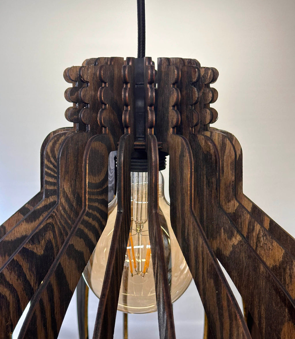 Hänglampa – Pære i trä med bladguld för matsal eller vardagsrum