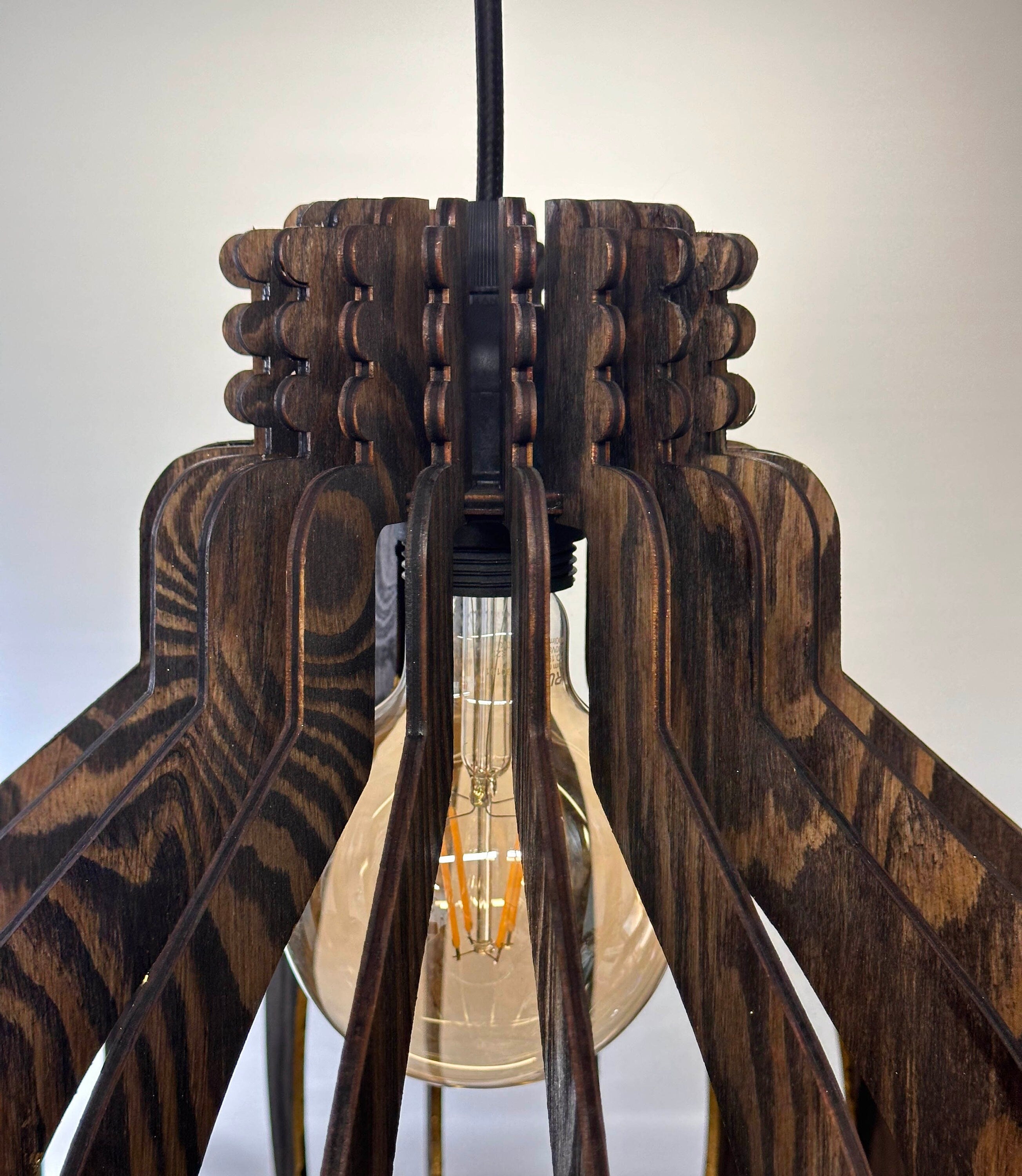 Hänglampa – Pære i trä med bladguld för matsal eller vardagsrum