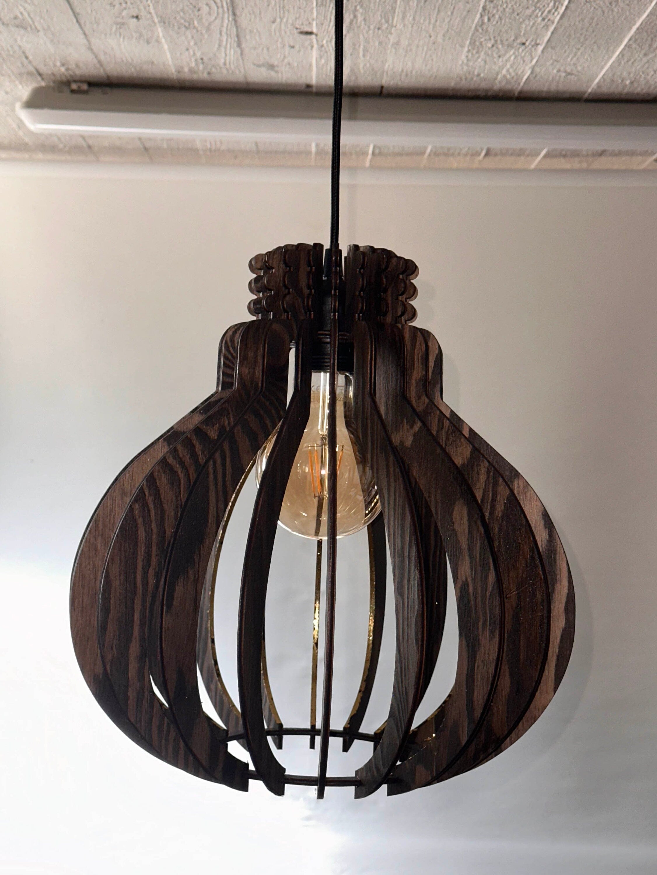 Hänglampa – Pære i trä med bladguld för matsal eller vardagsrum