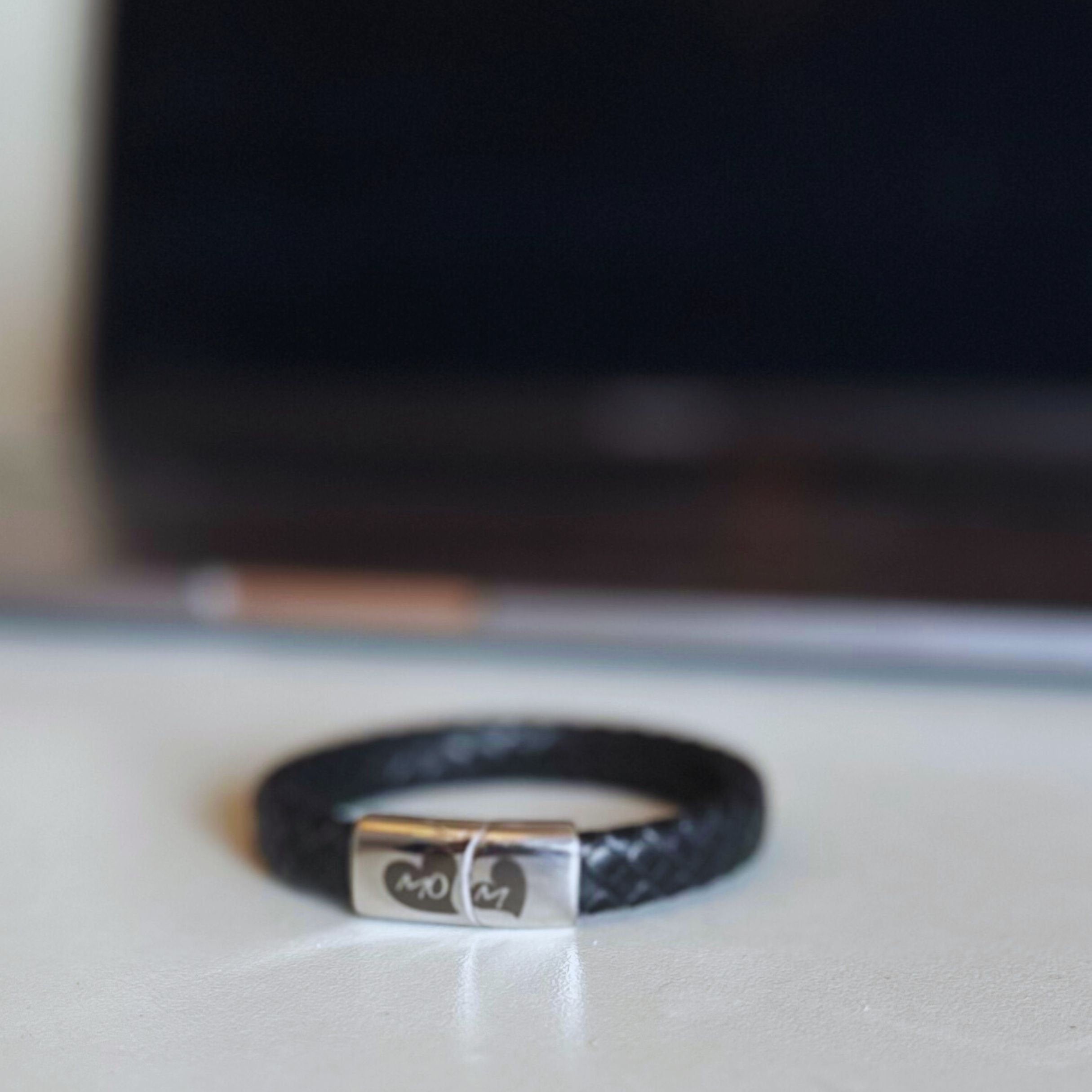’Mom’ hjärtarmband i läder – 12 mm svart läder för mamma