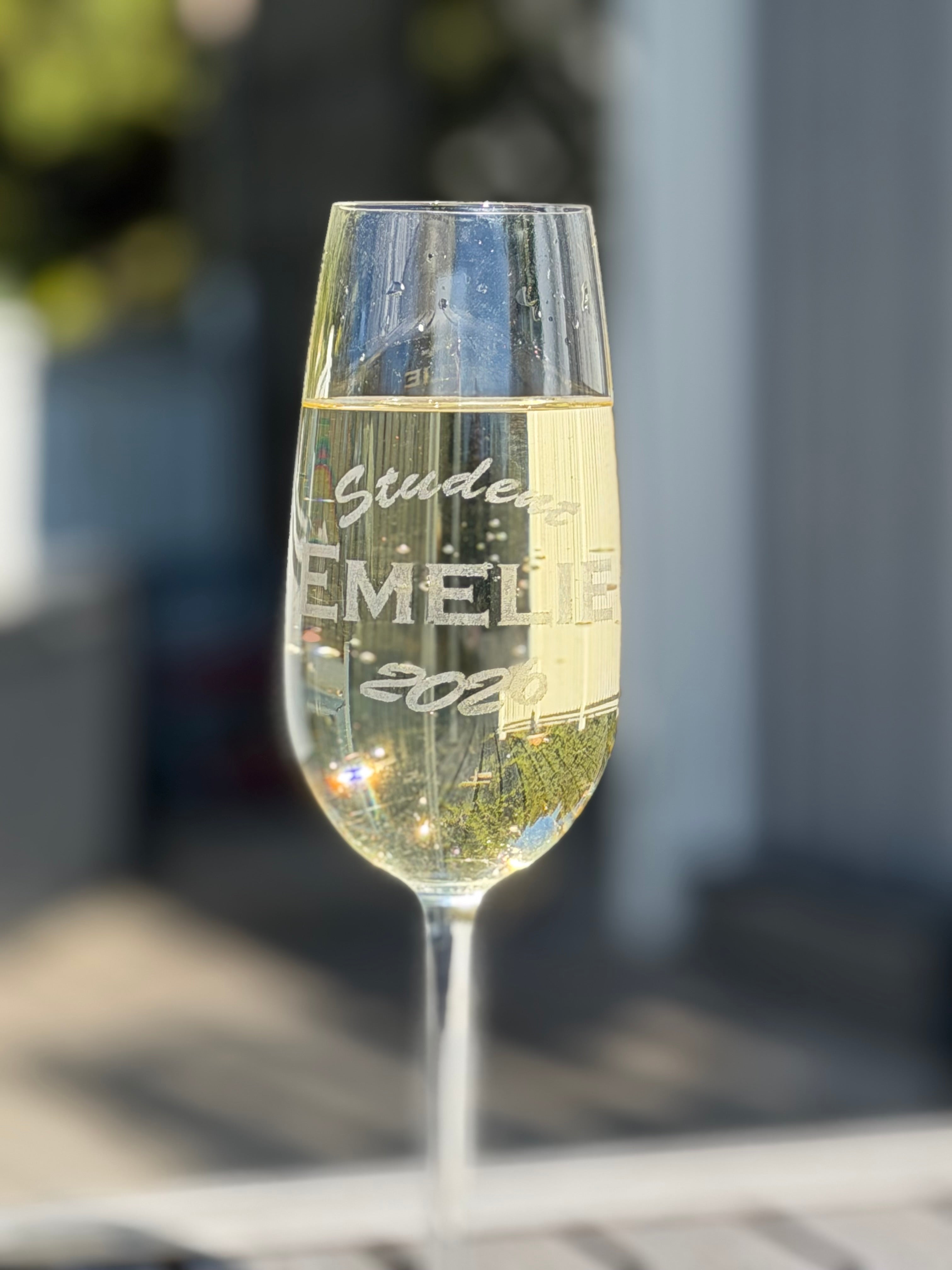 Personligt graverat champagneglas – en minnesvärd studentpresent