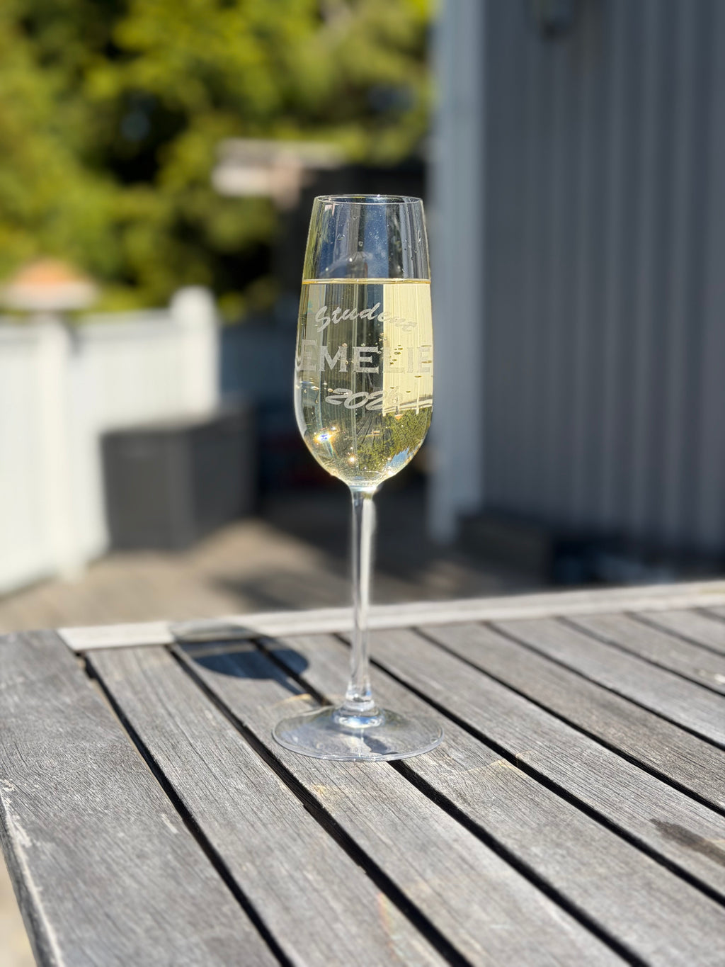 Personligt graverat champagneglas – en minnesvärd studentpresent