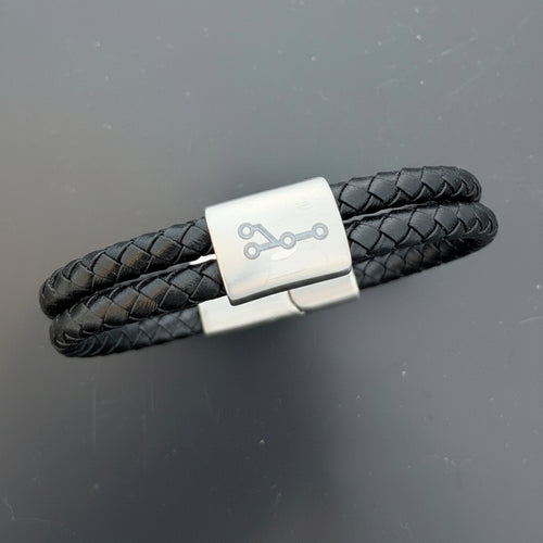 Branch Git-armband i svart läder med dubbla runda remmar och graverad stålpärla