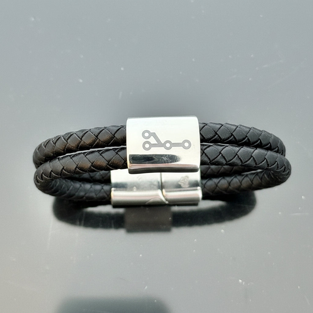 Branch armband i svart läder med dubbla remmar och graverad Git-symbol