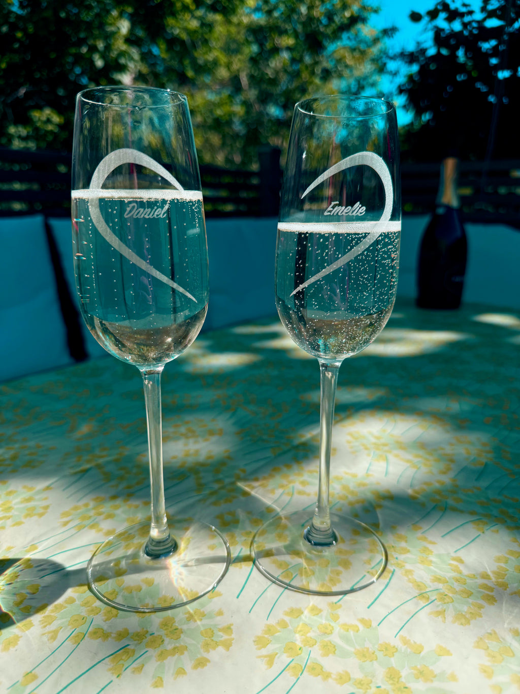 Champagneglas med hjärthalvor – personliga glas till brudpar