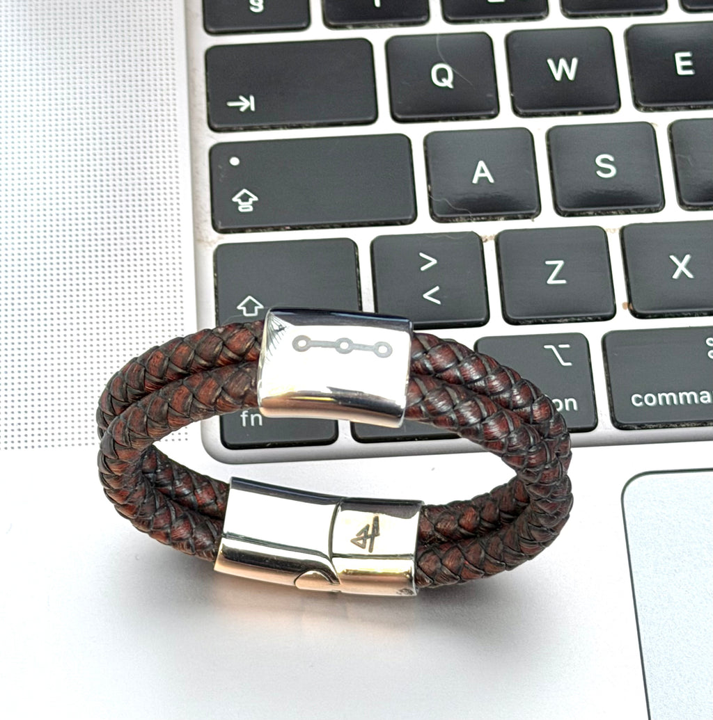 Commit armband i brunt läder vid tangentbord för programmerare och utvecklare