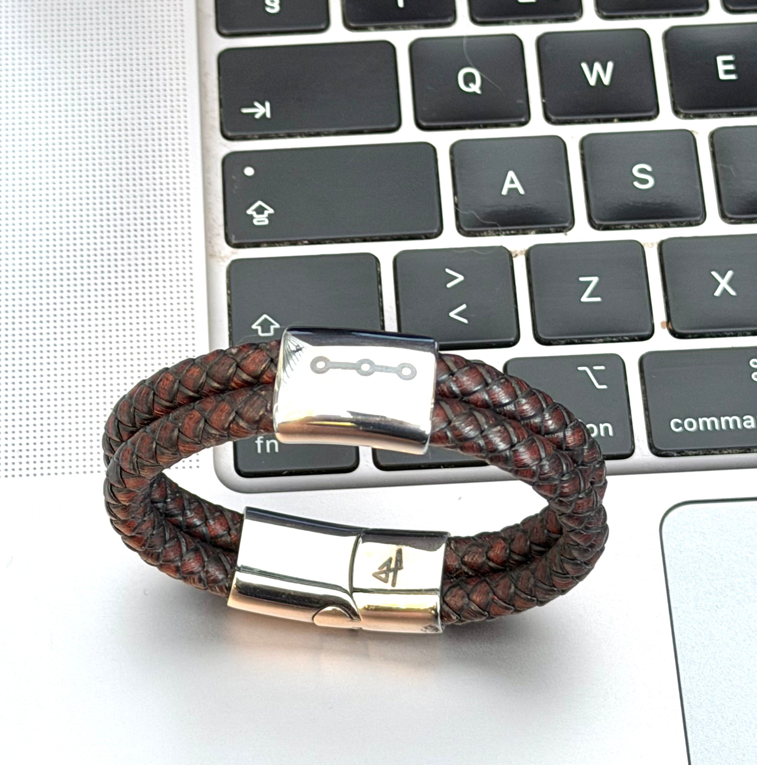 Commit armband i brunt läder vid tangentbord för programmerare och utvecklare