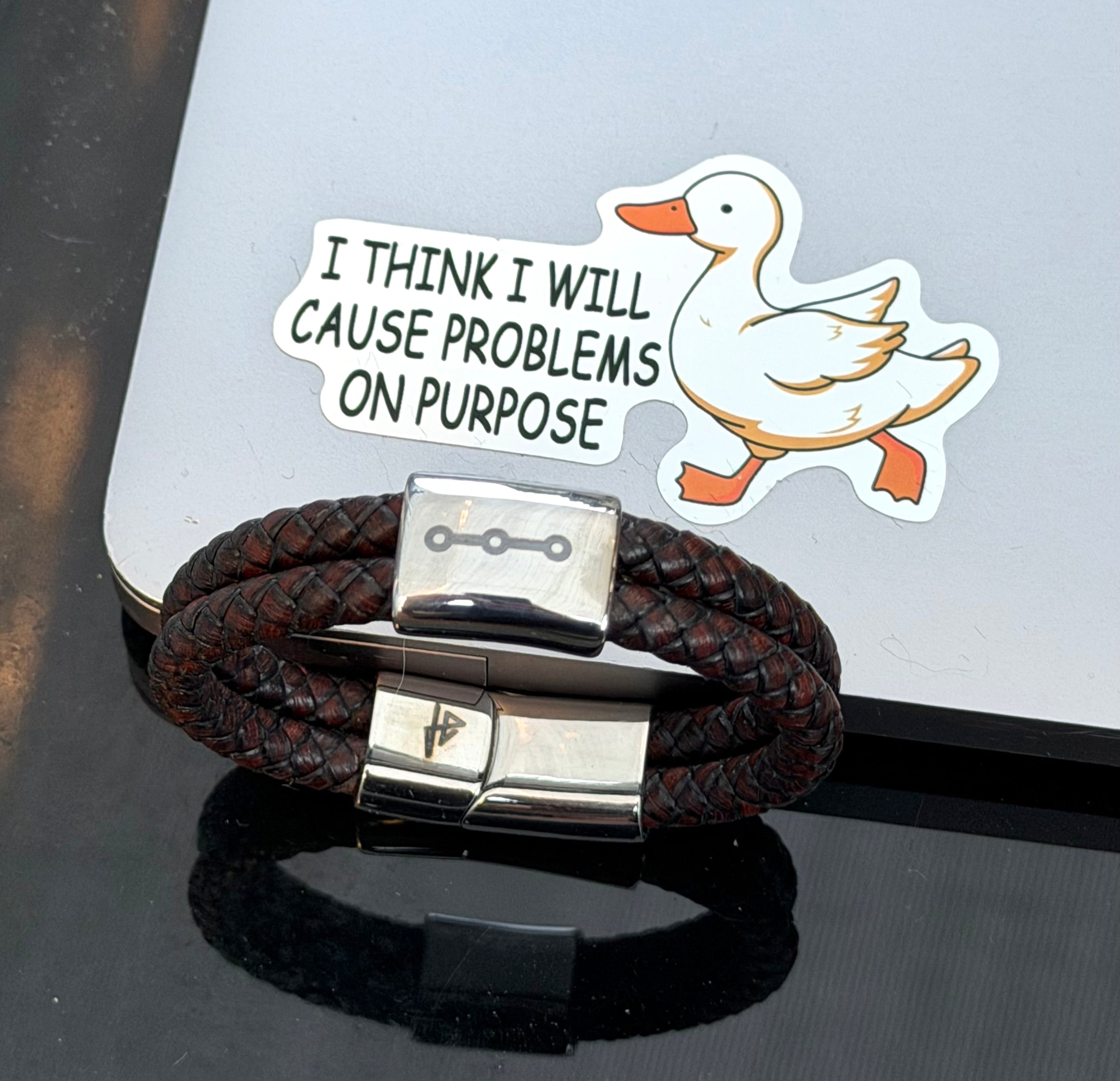 Commit läderarmband i brunt med dubbla remmar och graverad Git-symbol