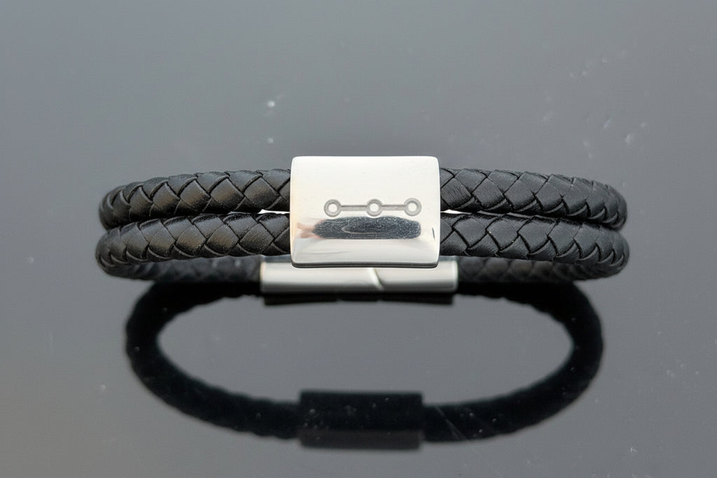 Commit Git-armband i svart läder med dubbla runda remmar och lasergraverad stålpärla