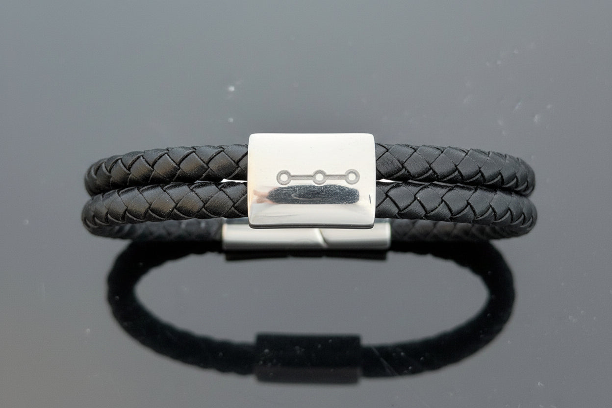 Commit Git-armband i svart läder med dubbla runda remmar och lasergraverad stålpärla