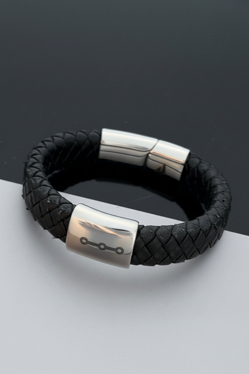 Commit armband i svart läder med flat rem och graverad symbol från Git