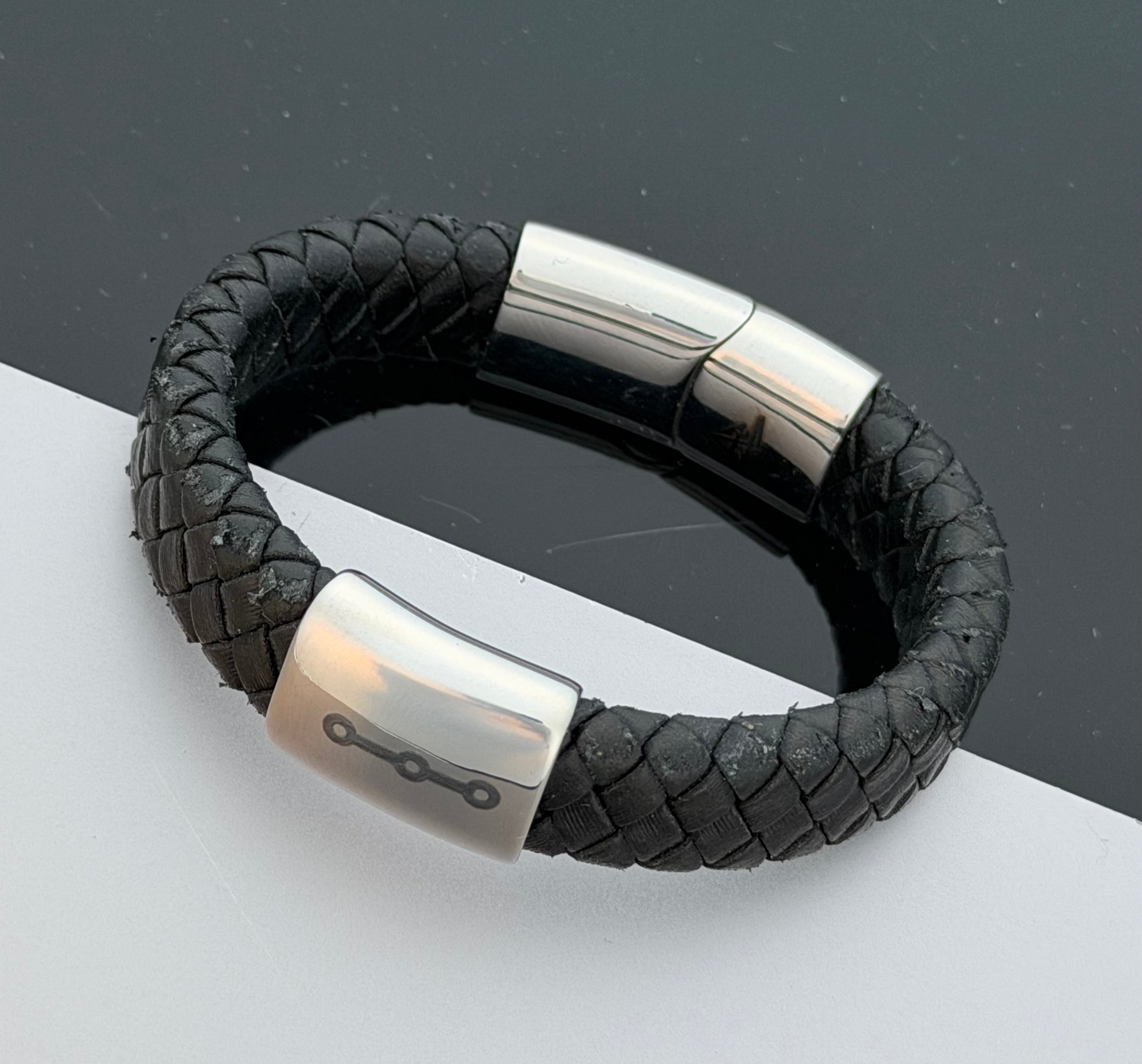 Commit Git-armband i svart flat rem med rostfri lasergraverad pärla