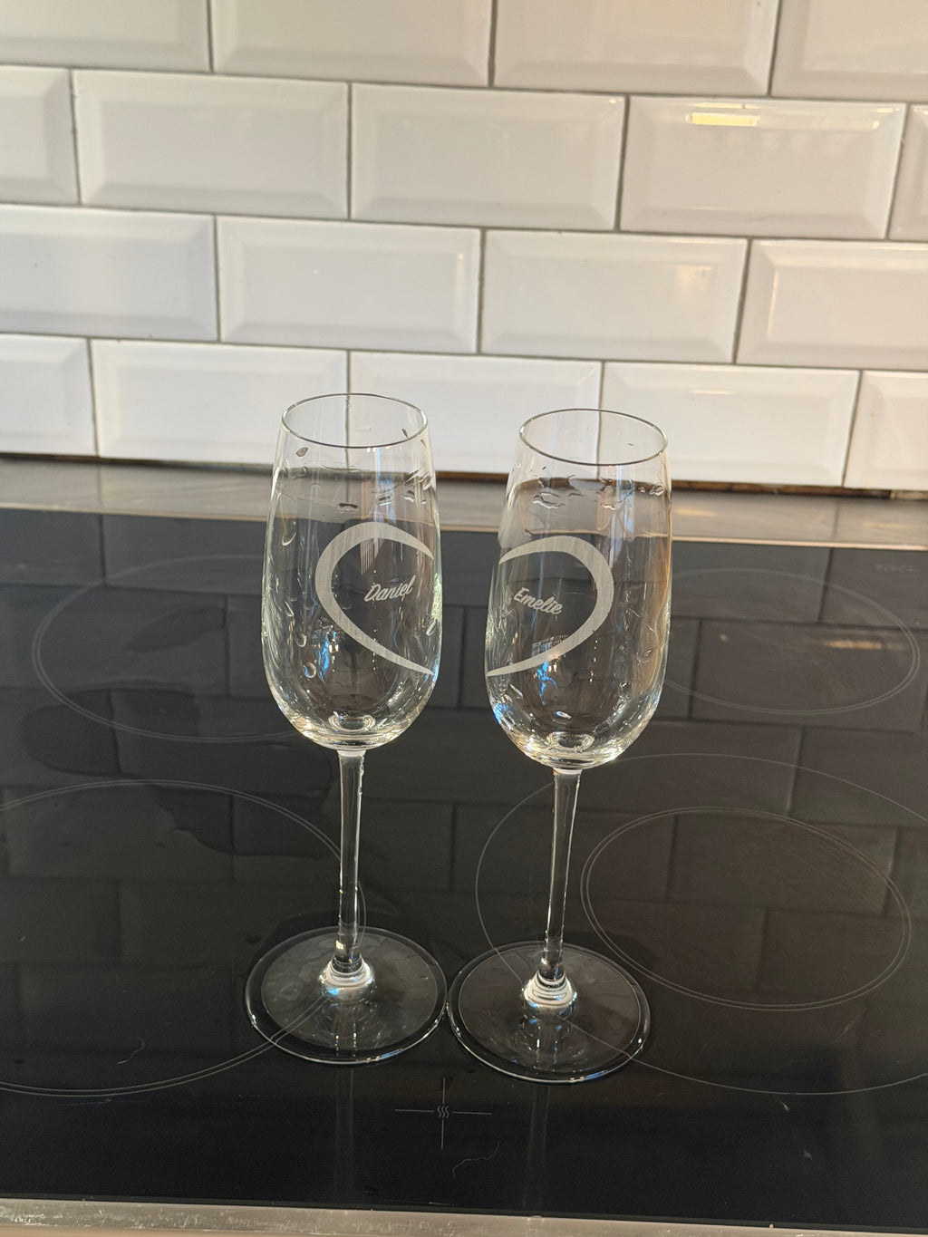 Champagneglas med hjärthalvor – personliga glas till brudpar