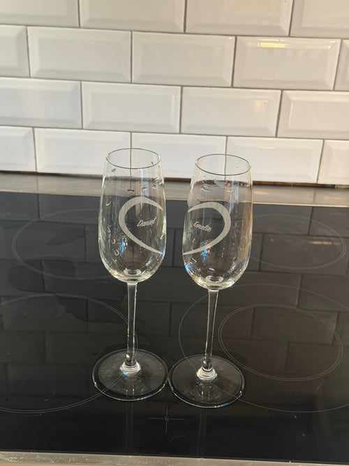Champagneglas med hjärthalvor – personliga glas till brudpar