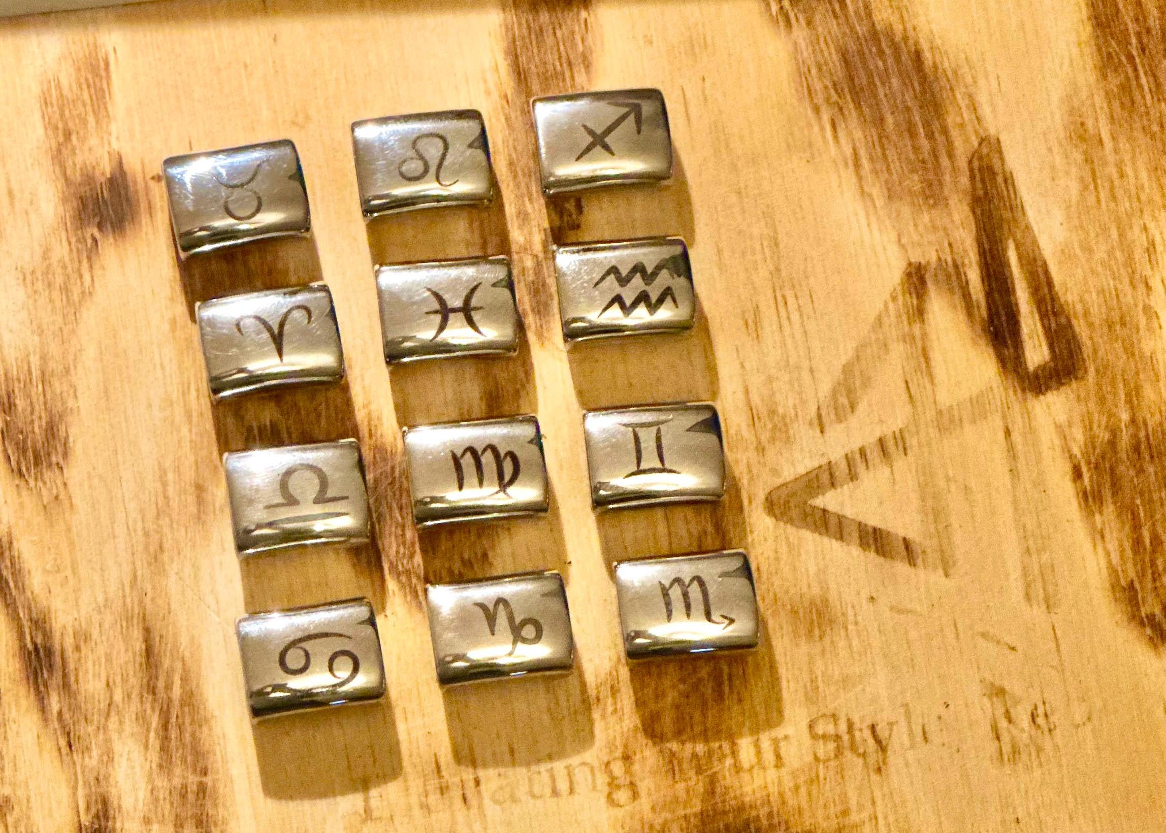 Stjärntecken graverade på stålpärla