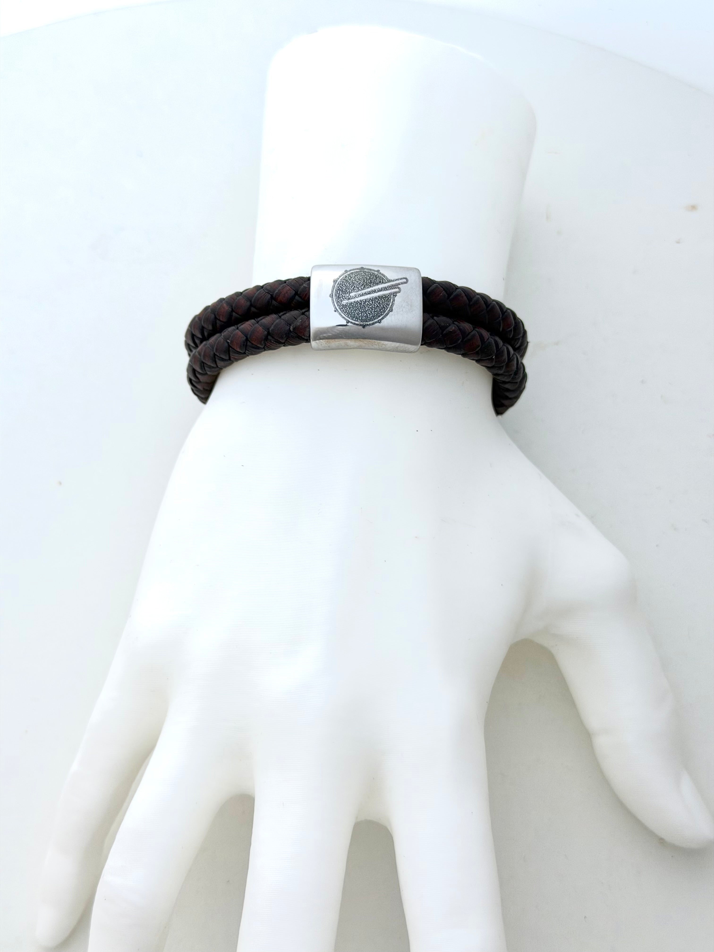 Läderarmband med trumma – Armband för trummis i flätat läder